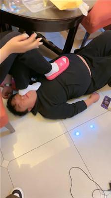 冷月大大 闺蜜聚会-贱奴桌底伺候【三视角版】 bf51967 套路直播库 第6张
