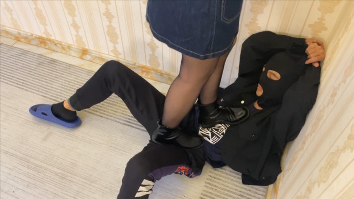 【W.K.T】—妍妍小皮靴踢费贱狗下体 YC-221211-11