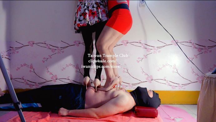 【Taiwan Trample Club】三熟女少妇高跟骚摇踩踏（多机位多镜头）少妇黑丝高跟