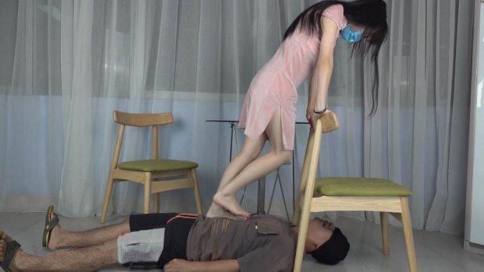 【南国原创】古灵精怪美女S宝儿和同学猜拳，输的要被对方踩在脚下玩弄 YC-220622-2-HD绳艺资源网
