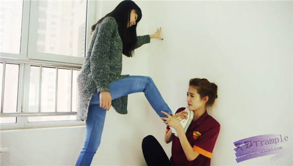 至尊LULU女女侮辱 校花儿大战之不打你，你骨头痒 G-NV-178 网友原创 第13张