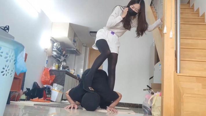 白领小鱼大人黑丝高跟大长腿羞辱胯下狗，命令钻胯，践踏狗头 YC-220429