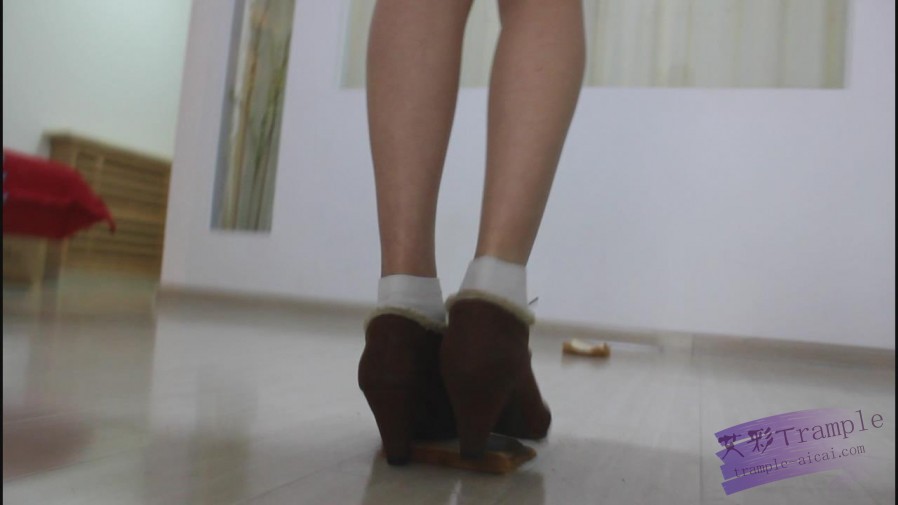 脏鞋原味袜子踩面包喂食，第一视角羞辱，控制 网友原创 第4张