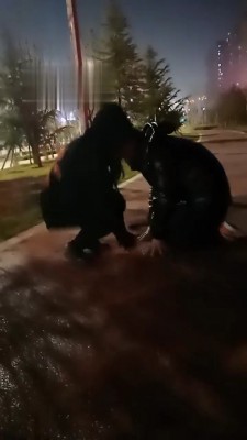 【雨雨大人】深夜路边遛狗 bf21916-HD绳艺资源网