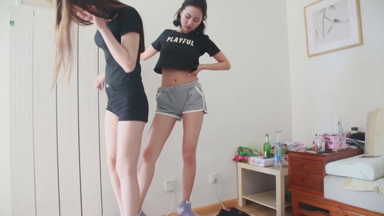 艾丝vivi-运动装白袜运动鞋爆虐毯子，跺踩踹脸部，踢裆 网友原创 第8张