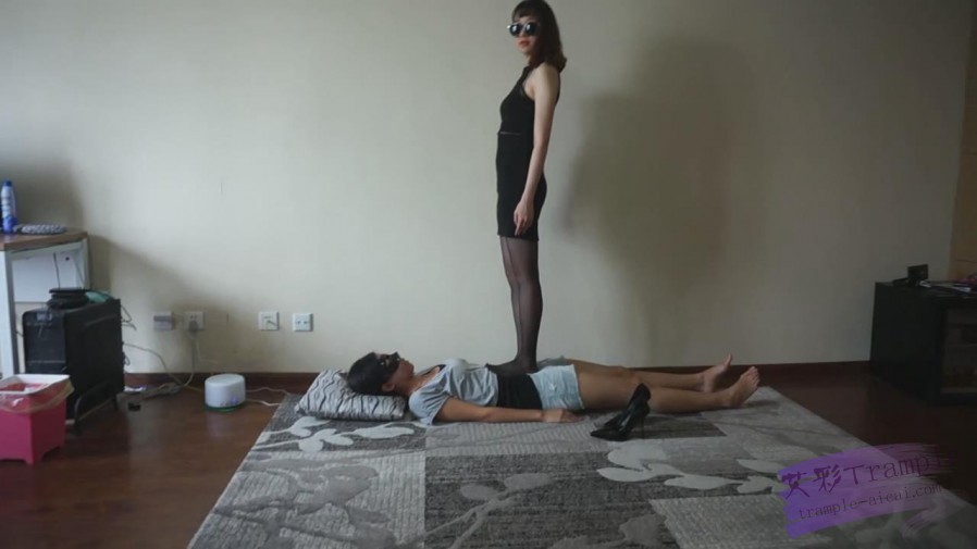 『小妮女女』黑丝高跟调教女M舔鞋,全体重细跟践踏，蹂躏下体。 网友原创 第16张