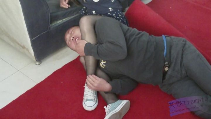 决死阵中的情侣决斗—黑丝脚夹脖子扭断吐血