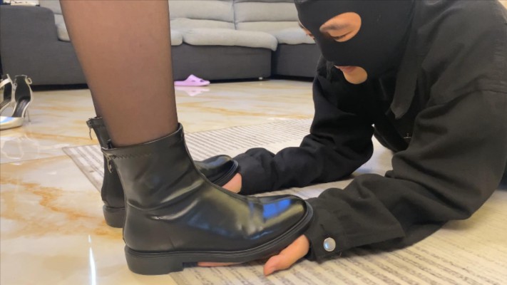 【W.K.T】—妍妍小皮靴踢费贱狗下体 YC-221211-11