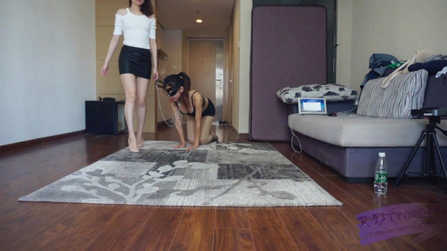 『小妮女女』小妮S超性感高跟，极度虐踩母狗(超细鞋跟全体重）-HD绳艺资源网