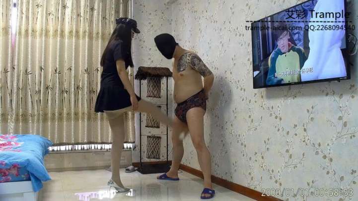 冷酷女警踢裆金僦脚刑
