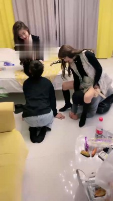 【梦涵小主】姐妹花群调兄弟狗-踩踏/提档/深喉【双视角版】 bf22086-HD绳艺资源网