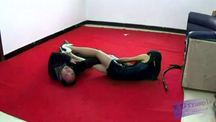 女赏金猎人的任务（上）–单手掐死、高跟踩死、美腿夹脖子扭断