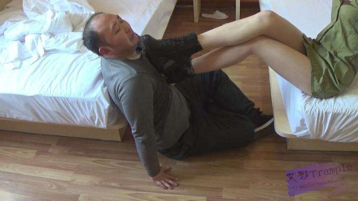 性感长腿女特工虐杀男间谍—最后用脚扭断脖子 网友原创 第3张