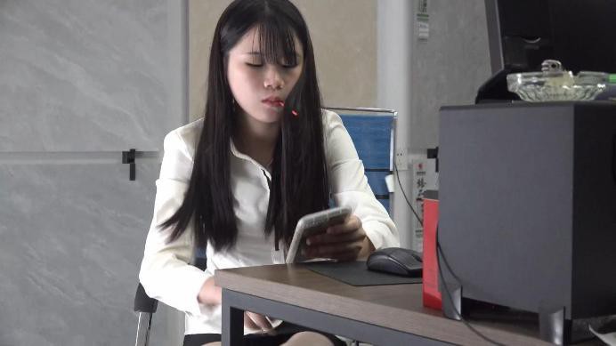 【南国原创】乐乐在公司臭脚羞辱老板，非常享受！ YC-221215-2