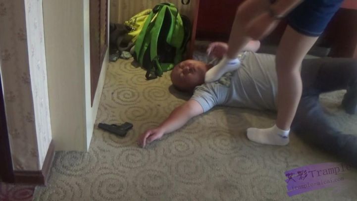 女线人踩死男杀手