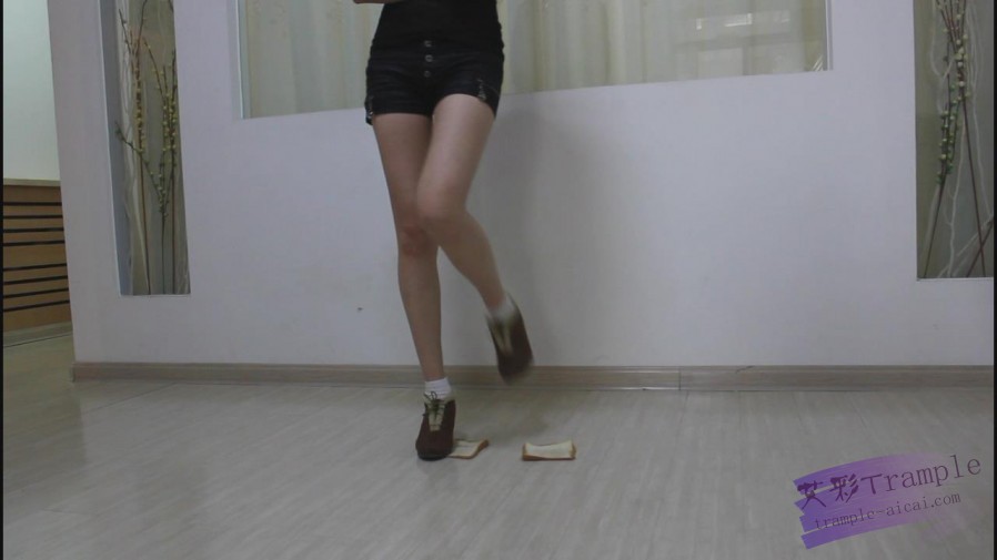 脏鞋原味袜子踩面包喂食，第一视角羞辱，控制 网友原创 第3张