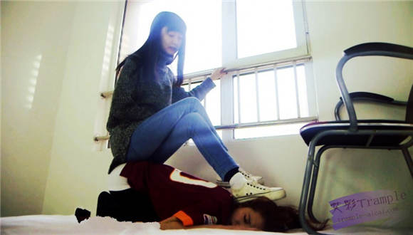 至尊LULU女女侮辱 校花儿大战之不打你，你骨头痒 G-NV-178 网友原创 第10张