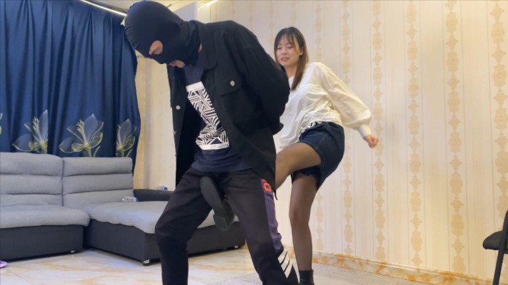 【W.K.T】—妍妍小皮靴踢费贱狗下体 YC-221211-11