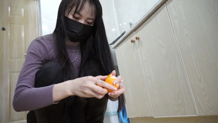 【黑丝诱惑】素人姣姣原味长靴踩食物舔靴底 YC-221202