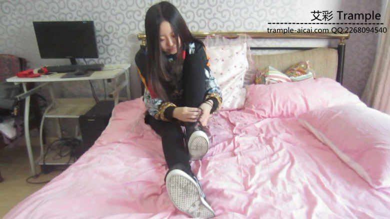 气质绝美长腿美女高帮休闲鞋踩枕头，换鞋大秀美腿 网友原创 第15张