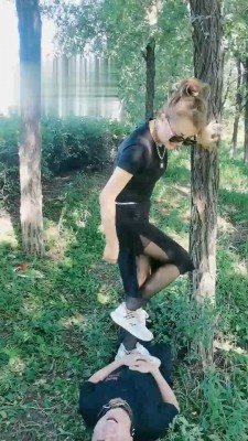 【梦蝶女王】户外抓住偷拍狂虐待 bf17570 套路资料库 第7张