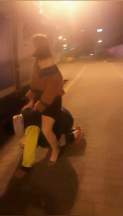 大马路玩狗-跪着让路人看-耳光扇的啪啪响