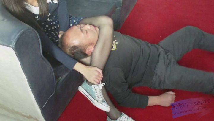 决死阵中的情侣决斗—黑丝脚夹脖子扭断吐血