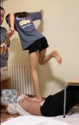【萝莉酱】学生姐妹花跳踩地狱00后在校学生素人暴力跳踩人肉毯子-HD绳艺资源网