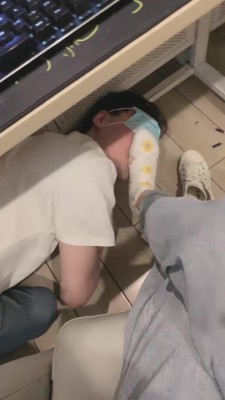 【宝爷】网吧公开让狗伺候 bf15135-HD绳艺资源网