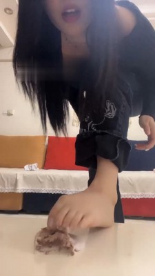 【田甜圈】踩踏碾压食物喂狗 bf21651
