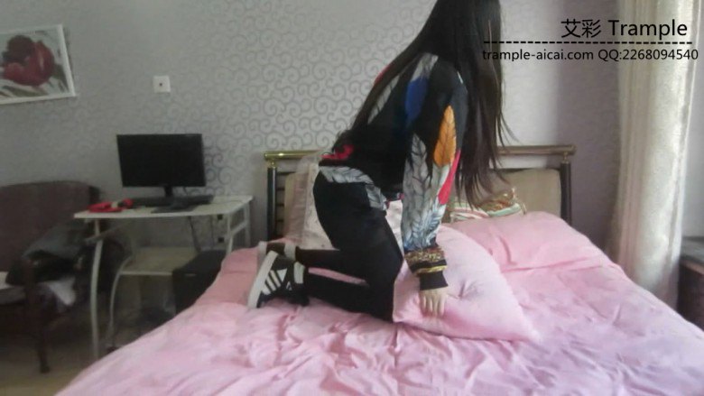 气质绝美长腿美女高帮休闲鞋踩枕头，换鞋大秀美腿 网友原创 第16张