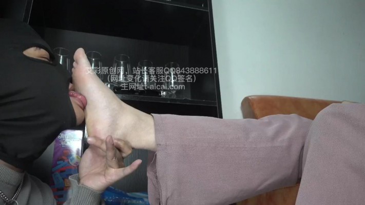 【樱女王】小刘同学脚下的贱奴老师，陶醉的舔几天没洗的臭脚丫！