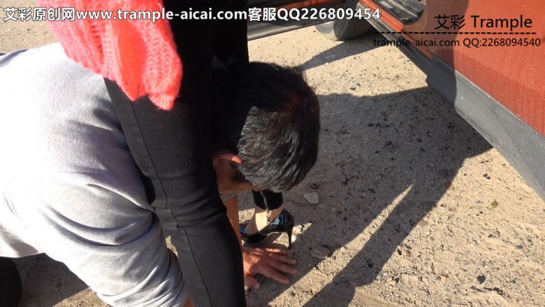 冷柔女主户外高跟踹头极端羞辱