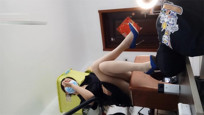 【婧児小主】婧児全语言肉丝蓝高跟调教羞辱脚下的贱狗对虔诚的膜拜者的恩赐 网友原创 第2张
