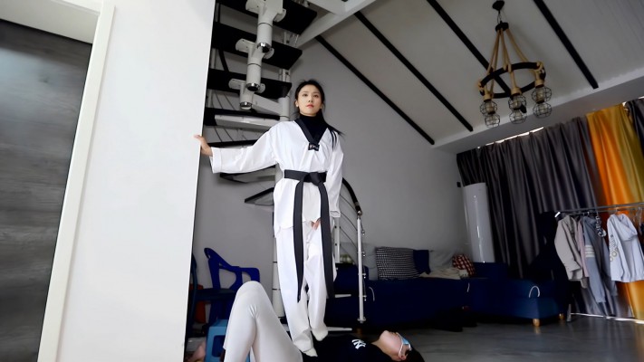 【惑心】跆拳道美女臭脚要狗命-HD绳艺资源网