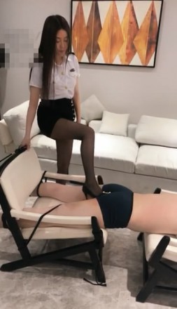 绝美vivi黑丝制服女警察，抽打、高跟踩踏踩刺贱奴 网友原创 第9张