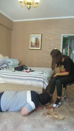 篮球长腿美女aj脏篮球鞋踩踏喂食语言羞辱 网友原创 第3张