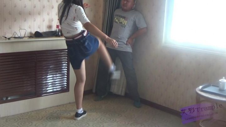 女线人踩死男杀手