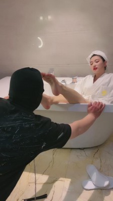 【鑫儿教头】踩踏喂食/圣水/圈养奴 bf12134-HD绳艺资源网