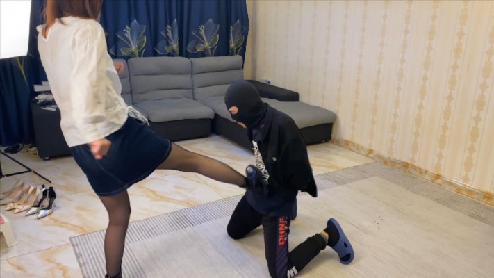 【W.K.T】—妍妍小皮靴踢费贱狗下体 YC-221211-11