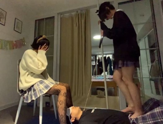 精神小妹的调教足责辱骂-校园小太妹跳踩辱骂闻脚耳光羞辱 YC-220505-6
