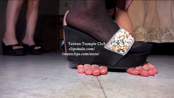 【Taiwan Trample Club】三熟女少妇高跟骚摇踩踏（多机位多镜头）少妇黑丝高跟