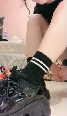 【pov】女神晴主臭袜运动鞋臭脚裸足粗口辱骂